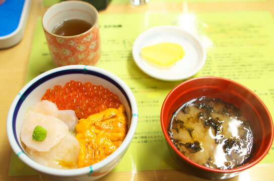 Fresh seafood rice bowl with sea urchin, salmon roe, and scallop at Hakodate morning market