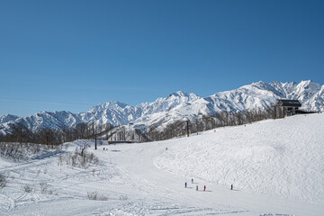 スキー場ゲレンデ風景と北アルプス　長野県白馬村 © RATM