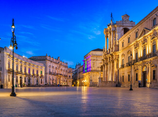 Fototapeta premium Syracuse, Sicily historic plaza and cathedral at blue hour 218