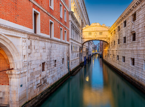 Bridge of Sighs in Venice, Italy at twilight over the Rio di Palazzo 250