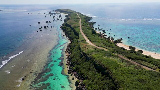 宮古島・東平安名崎の岬先端へ進む空撮