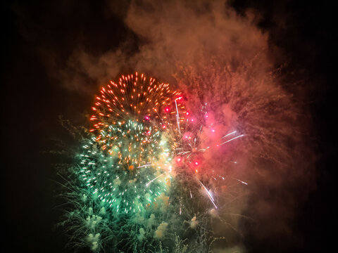 Fuegos artificiales dorados y destellos que iluminan el cielo nocturno en una espectacular exhibici&oacute;n pirot&eacute;cnica de celebraci&oacute;n.