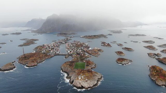 Stadio di henningsv&aelig;r dall'alto, arcipelago delle Lofoten,
