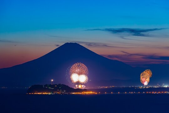 逗子市の高台より富士山をバックに上がる湘南平塚花火と平塚スタジアムハーフタイム花火