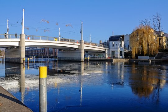 brandenburg an der havel, deutschland - jahrtausendbr&uuml;cke im winter vor blauem himmel