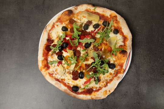 Pizza avec des garnitures vari&eacute;es sur une assiette