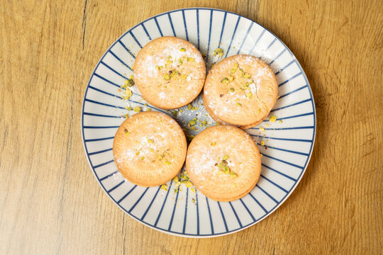 Gastronomie libanaise avec des biscuits sur une assiette