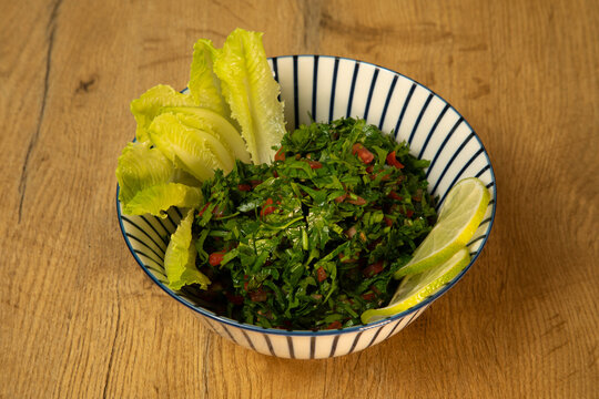 Salade typique du restaurant libanais &agrave; Paris avec herbes et agrumes