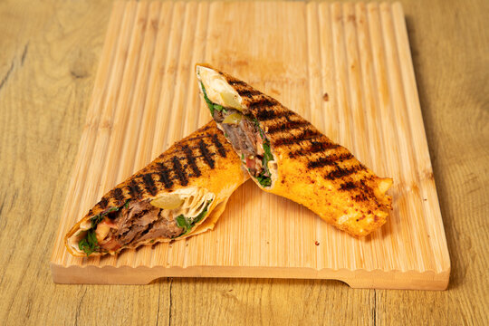 Restaurant libanais propose un plat avec viande et l&eacute;gumes grill&eacute;s