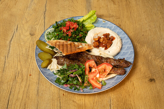 Repas au restaurant libanais avec grillades et salade sur une assiette