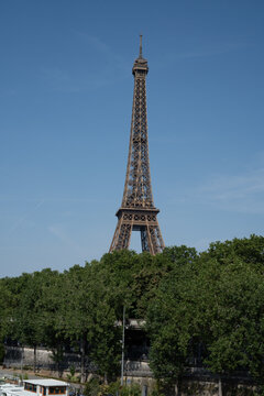 Visite de la tour Eiffel &agrave; Paris pendant une journ&eacute;e ensoleill&eacute;e