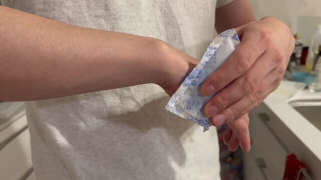 火傷した手を冷やす男性