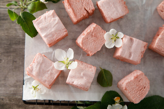 Homemade berry marshmallow