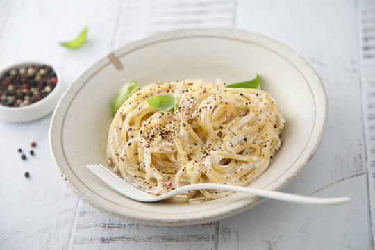 Alfredo pasta with black pepper