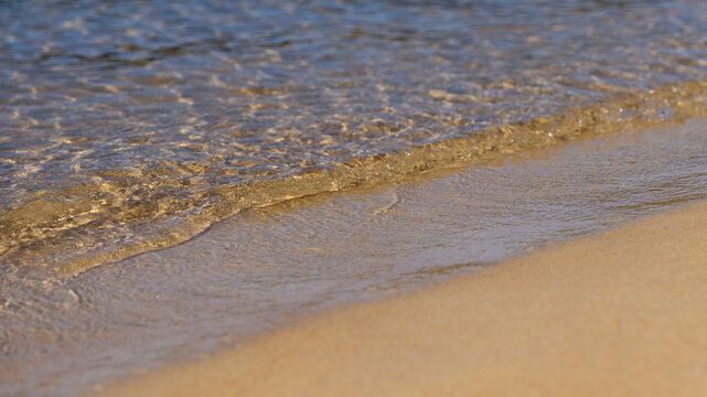 Petite vague sur une plage de sable dans le parc national Abel Tasman, Nouvelle-Z&eacute;lande