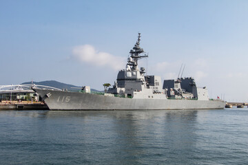 高松港に停泊する護衛艦あきづき © yasshi_1977
