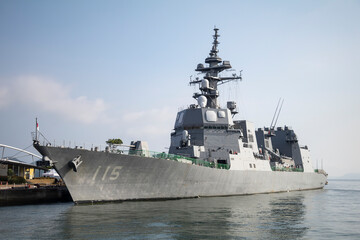 高松港に停泊する護衛艦あきづき © yasshi_1977