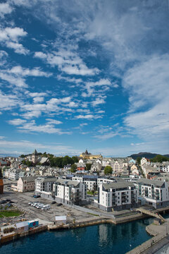 Aussicht vom Hafen auf die  Stadt &Aring;lesund Norwegen