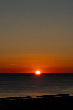 夏の北海道の稚内の海に沈む美しい夕陽
