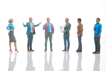Obraz premium Miniature figures engaged in conversation in a bright environment