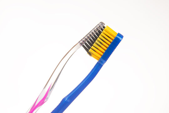 Brushing teeth with two different toothbrushes in a simple setting