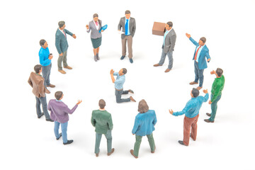 Obraz premium Miniature people in a circle discussing and presenting ideas