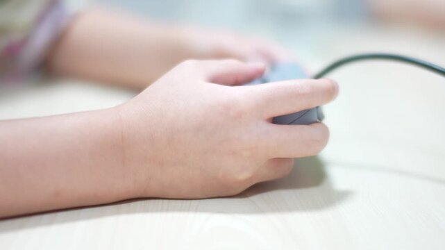 ゲームコントローラーを操作する子どもの手元のクローズアップ