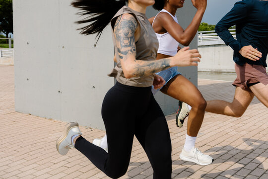 A morning team of anonymous runners training early