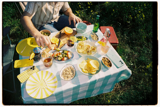 Friends enjoy picnic
