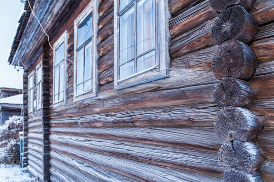 A cozy corner of the Russian North. The house stands amidst a snow-covered landscape. Its windows overlook the road, and peace and quiet reign all around.