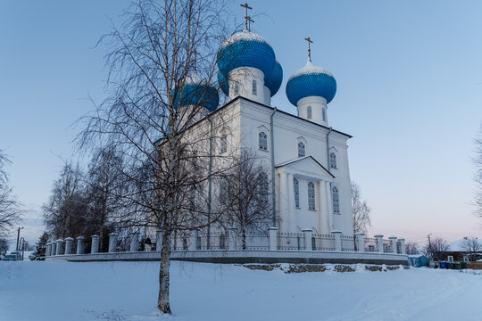 The snow-white church with its blue domes looks majestic even in winter. It seems to float above the ground.