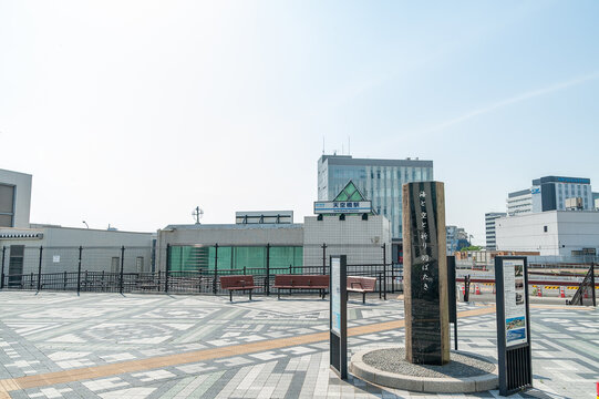 天空橋駅前広場に立つ海と空と祈り羽ばたき記念碑/Memorial Monument at Tenkubashi Station Square