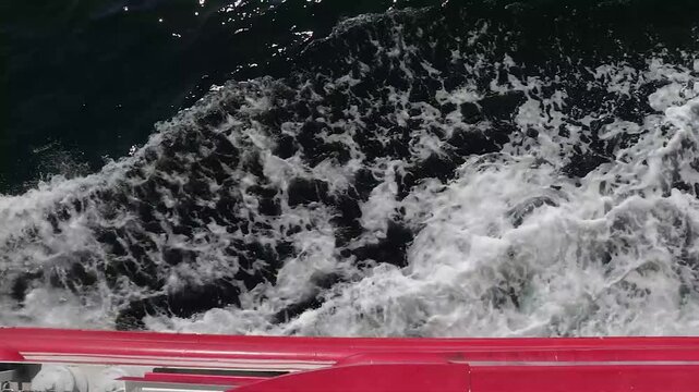 船が起こしている波