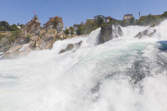 Les chutes du Rhin : chutes d'eau situ&eacute;es entre Neuhausen am Rheinfall et Flurlingen   en Suisse en aval de Schaffhouse, entre le lac de Constance et B&acirc;le,  fronti&egrave;re entre la Suisse et allemagne