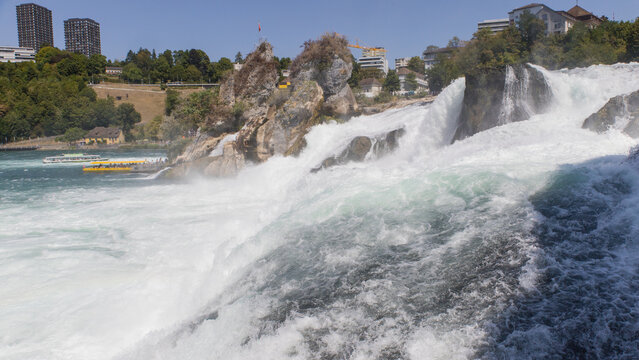 Les chutes du Rhin : chutes d'eau situ&eacute;es entre Neuhausen am Rheinfall et Flurlingen   en Suisse en aval de Schaffhouse, entre le lac de Constance et B&acirc;le,  fronti&egrave;re entre la Suisse et allemagne