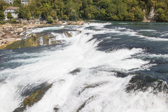 Les chutes du Rhin : chutes d'eau situ&eacute;es entre Neuhausen am Rheinfall et Flurlingen   en Suisse en aval de Schaffhouse, entre le lac de Constance et B&acirc;le,  fronti&egrave;re entre la Suisse et allemagne