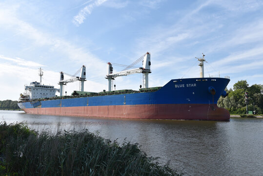 Frachtschiff BLUE STAR im Nord-Ostsee-Kanal
