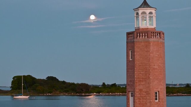 Groton, Connecticut, USA &ndash; Avery Point Lighthouse and Full Sturgeon Moon at Blue Hour