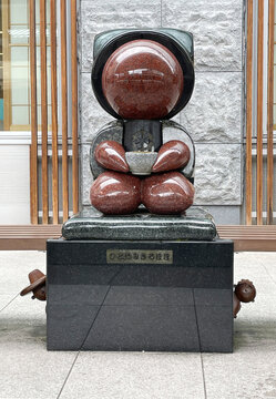 飛騨高山の伝統人形さるぼぼをモチーフにした石像