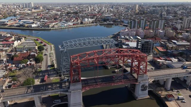 Puente de La Boca, Puente Transbordador Nicol&aacute;s Avellaneda sobre el Riachuelo entre La Boca y Avellaneda, vista a&eacute;rea en un d&iacute;a soleado.
