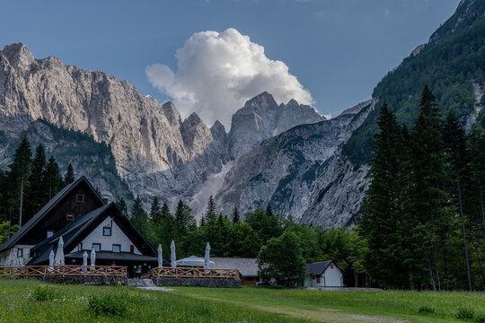 Tamar H&uuml;tte mit Jalovec in den Julischen Alpen