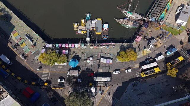 Caminito y el Riachuelo en La Boca, destino tur&iacute;stico emblem&aacute;tico de la Ciudad de Buenos Aires en un d&iacute;a soleado 