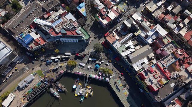 Caminito y el Riachuelo en La Boca, destino tur&iacute;stico emblem&aacute;tico de la Ciudad de Buenos Aires en un d&iacute;a soleado 