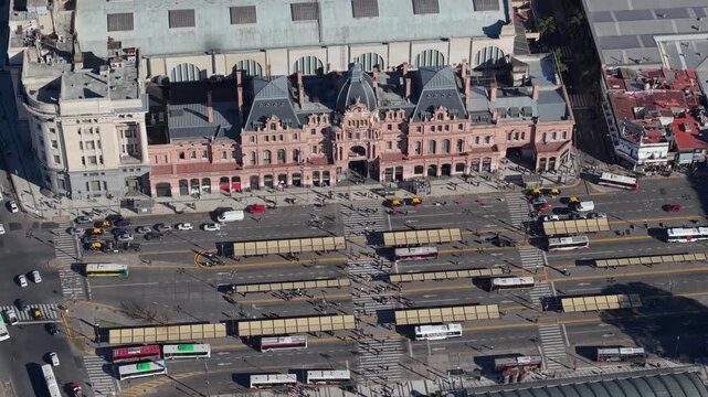 Estaci&oacute;n Plaza Constituci&oacute;n, terminal ferroviaria de la L&iacute;nea Roca y Monumento Hist&oacute;rico Nacional en Buenos Aires, Argentina