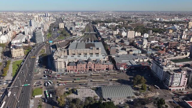 Estaci&oacute;n Plaza Constituci&oacute;n, terminal ferroviaria de la L&iacute;nea Roca y Monumento Hist&oacute;rico Nacional en Buenos Aires, Argentina