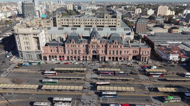 Estaci&oacute;n Plaza Constituci&oacute;n, terminal ferroviaria de la L&iacute;nea Roca y Monumento Hist&oacute;rico Nacional en Buenos Aires, Argentina