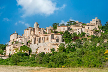 Obraz premium Blick auf das Bergdorf Simiane la Rotonde, Provence