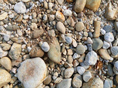 Dark river gravel stone pattern for industrial landscape architecture, modern outdoor lounge paving, spa wellness center floor cover, premium natural aggregate surface, top view closeup full frame tex