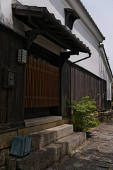 Fototapeta premium 近江八幡の白壁と木格子が印象的な伝統建築の町家