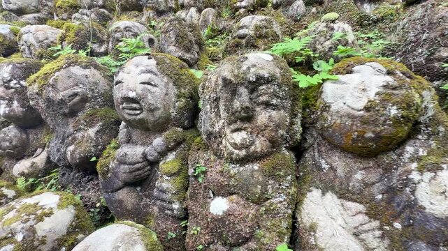 京都・愛宕念仏寺の千二百羅漢　苔むした石仏が並ぶ奥嵯峨の寺院風景